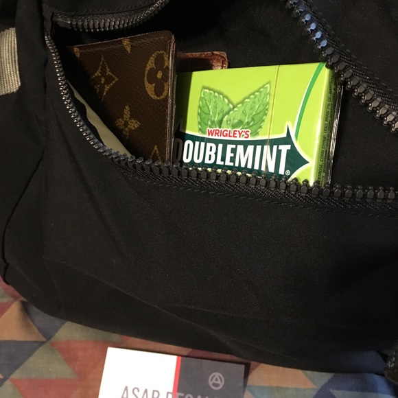 Prada duffle bag - Picture 5 of 6